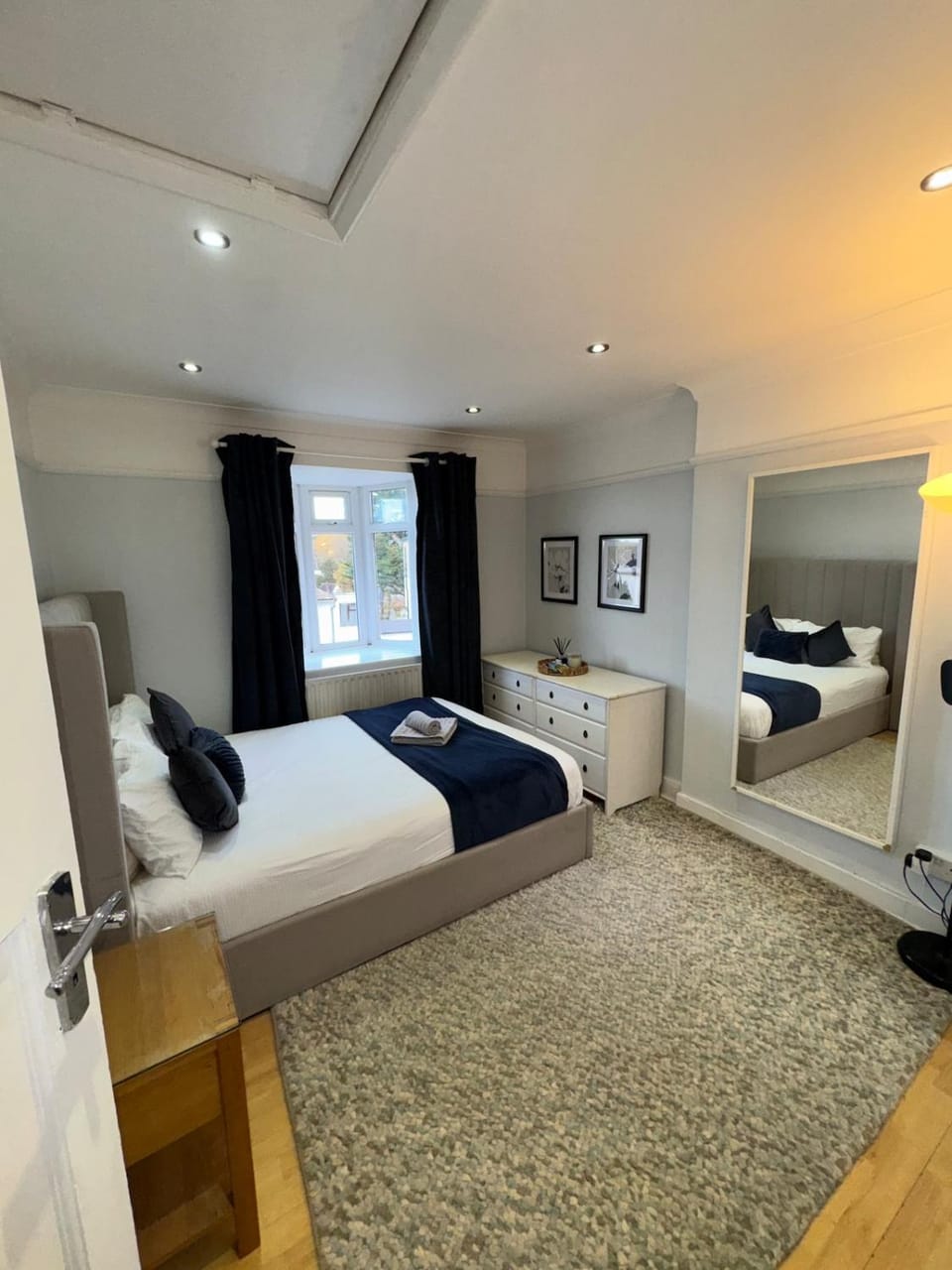 Bed, Photo of the whole room, Bedroom