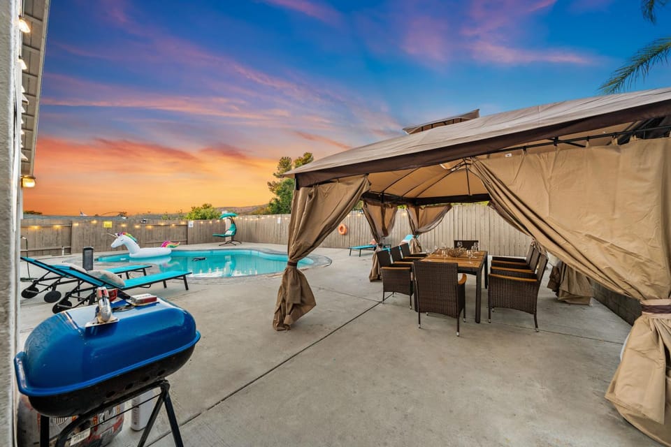 Entire Private Home with 4 Bedrooms 2 Bathrooms Garage, Pool, King Bed, Gated Yard in Rancho Penasquitos, Available Now House in Rancho Penasquitos