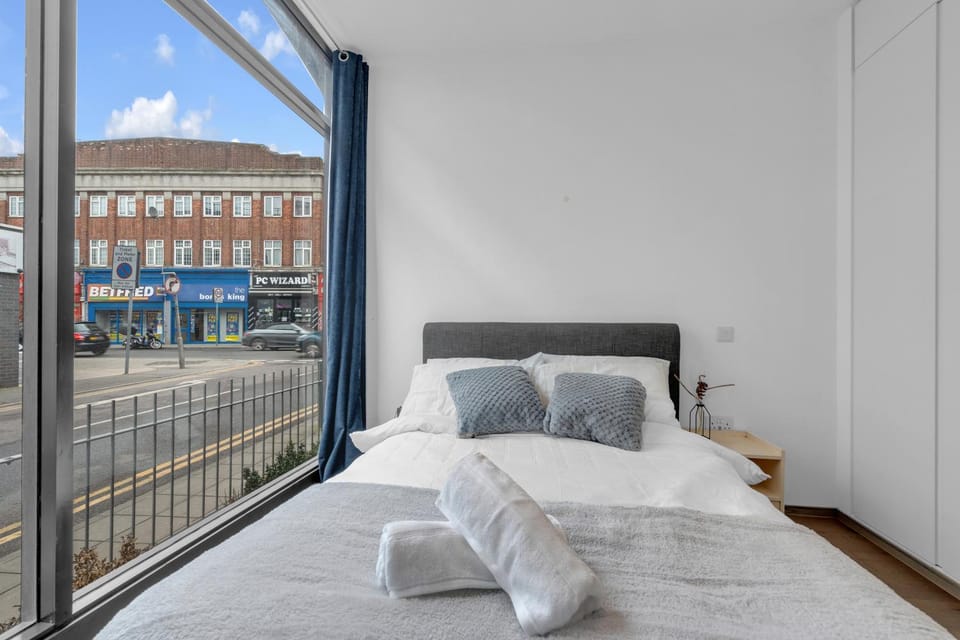 Modern Heathrow Airport Apartment Apartment in London Borough of Hillingdon