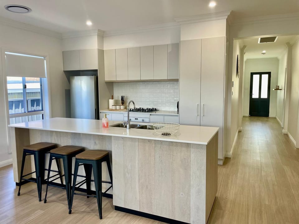 Kitchen or kitchenette, Dining area, oven, stove