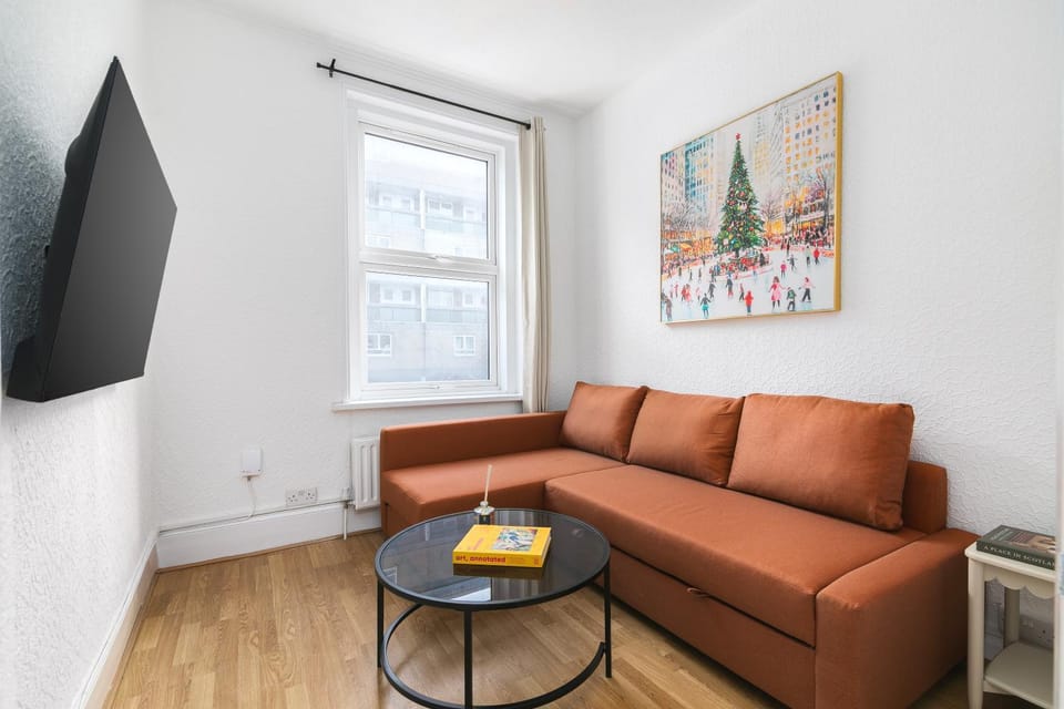 TV and multimedia, Living room, Seating area, Evening entertainment