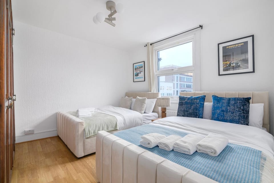 Bed, Photo of the whole room, towels