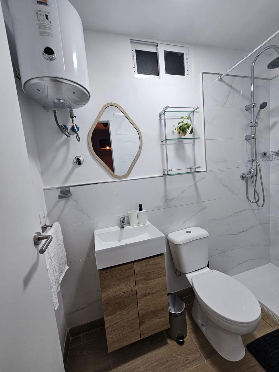 Shower, Toilet, Bathroom, towels