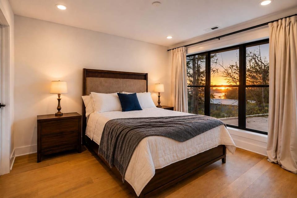3BR Townhome Rooftop Views Hot Tub & Fireplace Apartment in Berry Hill