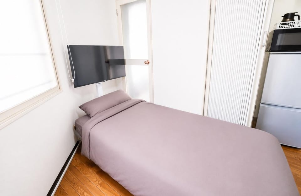 Bed, TV and multimedia, Bedroom
