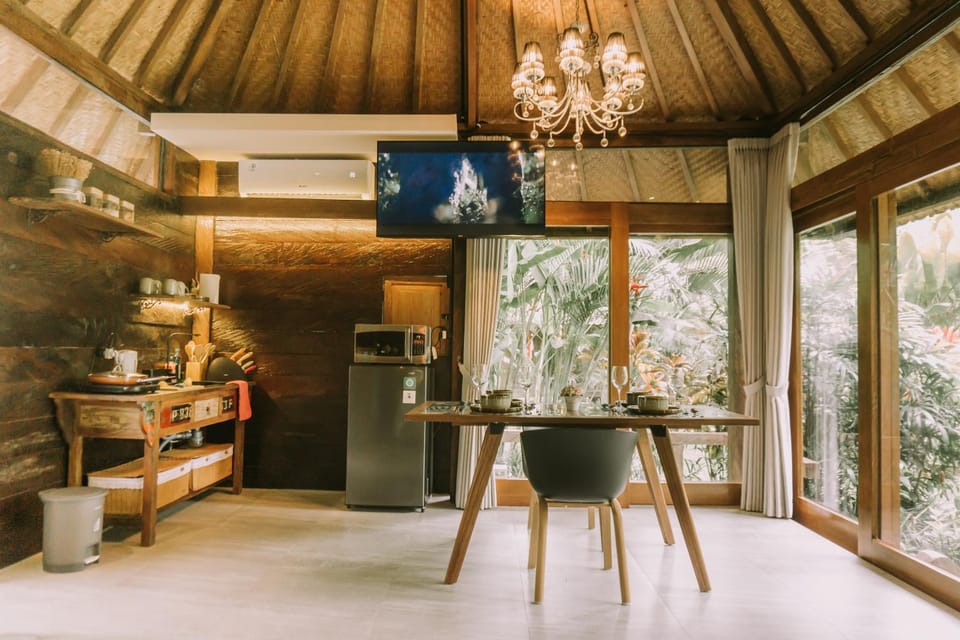 TV and multimedia, Kitchen or kitchenette, Dining area, microwave, air conditioner