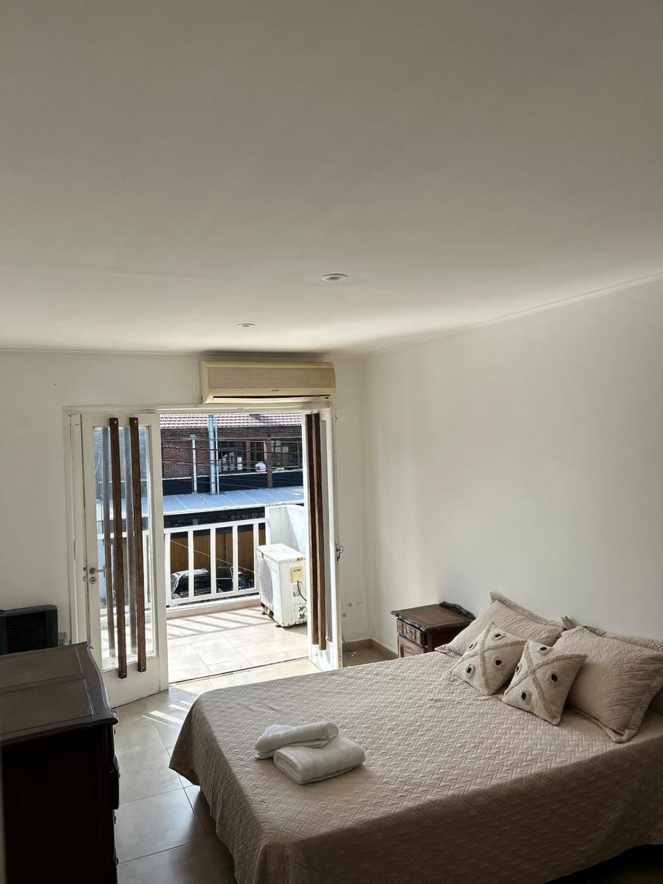 Bed, TV and multimedia, Balcony/Terrace, Photo of the whole room, Bedroom, air conditioner