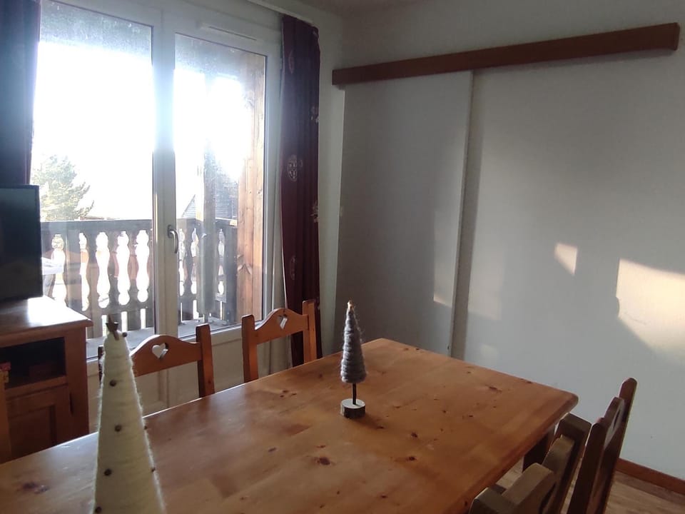 Appartement 5 Pers. avec Piscine à Super-Besse - FR-1-814-175 Apartment in Besse-et-Saint-Anastaise