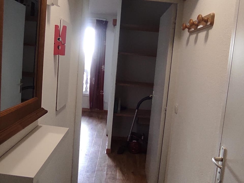 Appartement 5 Pers. avec Piscine à Super-Besse - FR-1-814-175 Apartment in Besse-et-Saint-Anastaise