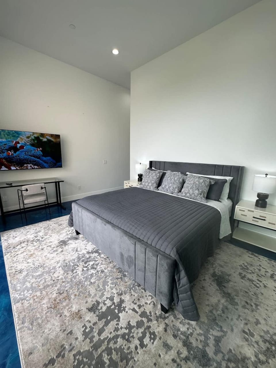 Bed, TV and multimedia, Bedroom