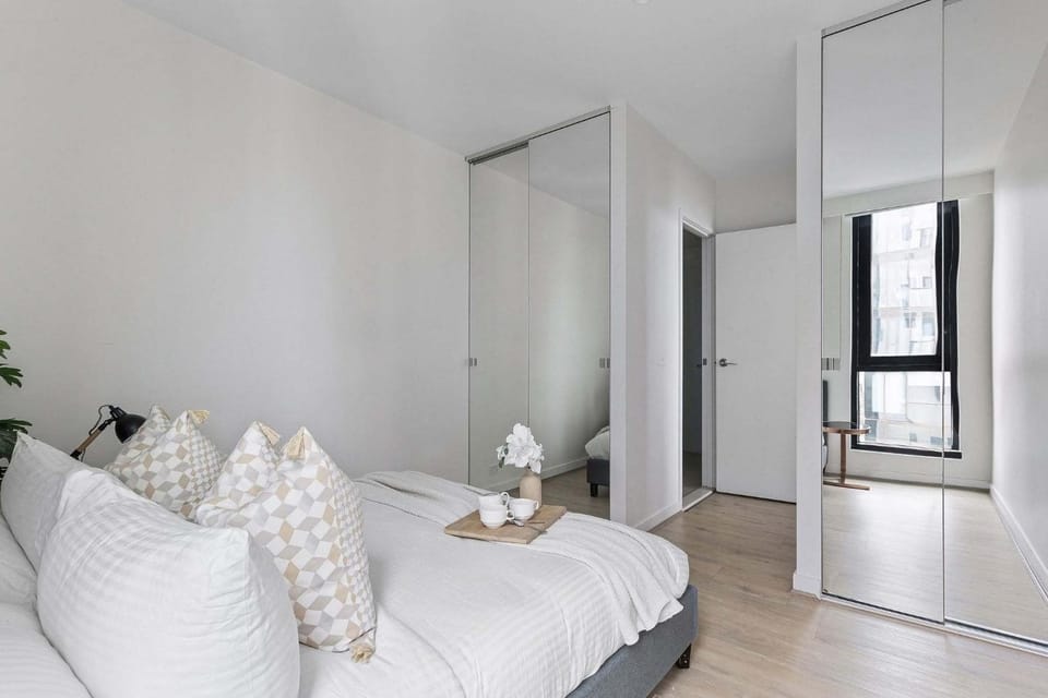 Chic 2BR City Stay Amazing Views & Parking Apartment in Southbank