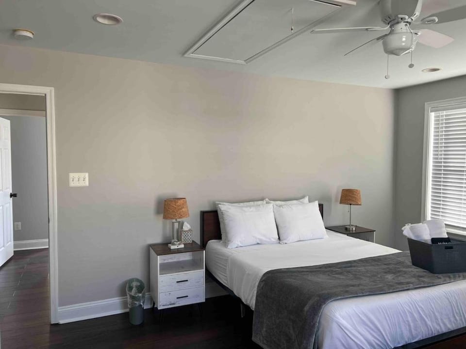 25 - Luxury 4 BR, 2 and half Baths, in Upper Level of the house, and nonsmoking Apartment in Arlington