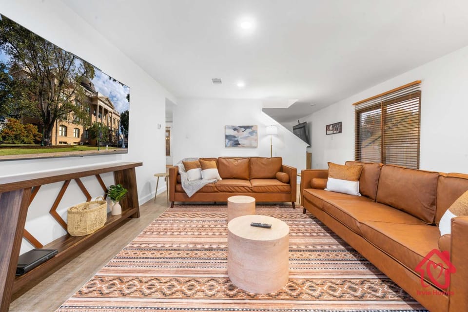 Georgian 5BR Retreat Heat Chilled Pool + Hot Tub House in Georgetown