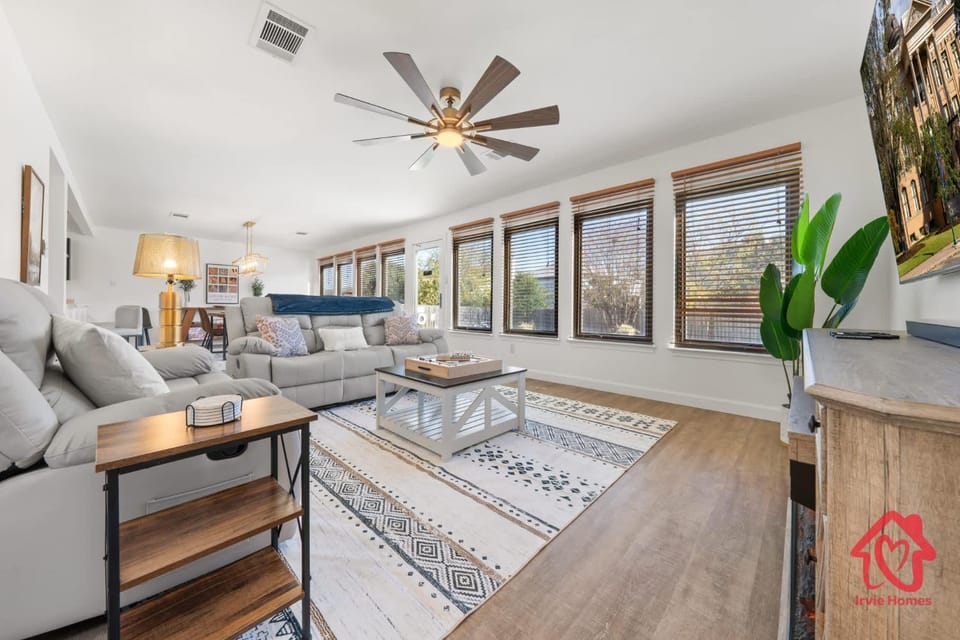 Georgian 5BR Retreat Heat Chilled Pool + Hot Tub House in Georgetown