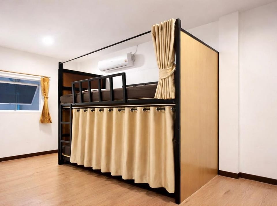 Bedroom, bunk bed