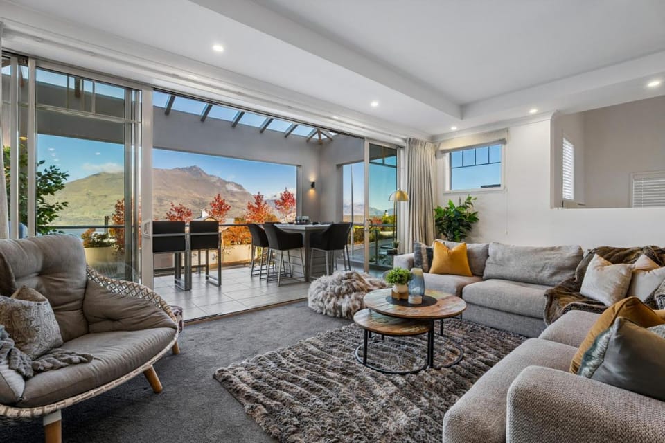 Remarkable 5-Bedroom on the Hill House in Queenstown