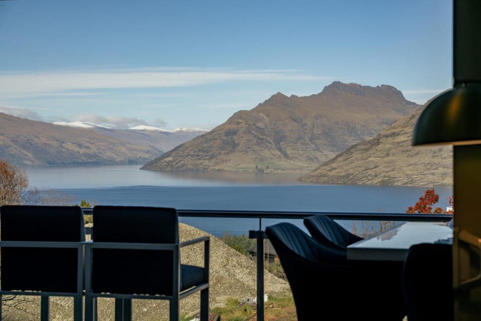 Remarkable 5-Bedroom on the Hill House in Queenstown
