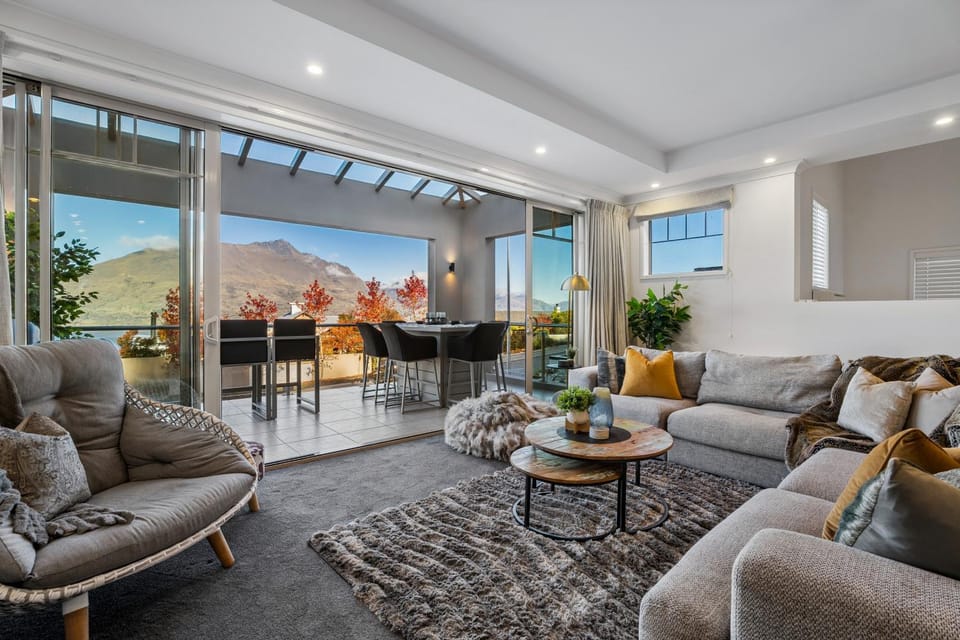 Remarkable 5-Bedroom on the Hill House in Queenstown