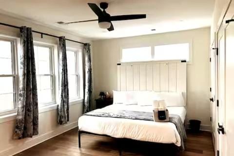 35 Room 1 - 1 King Bed, Private Bathroom - Nonsmoking Vacation rental in Arlington