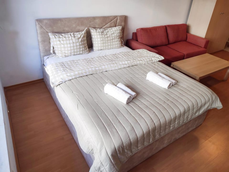Bed, Photo of the whole room, towels
