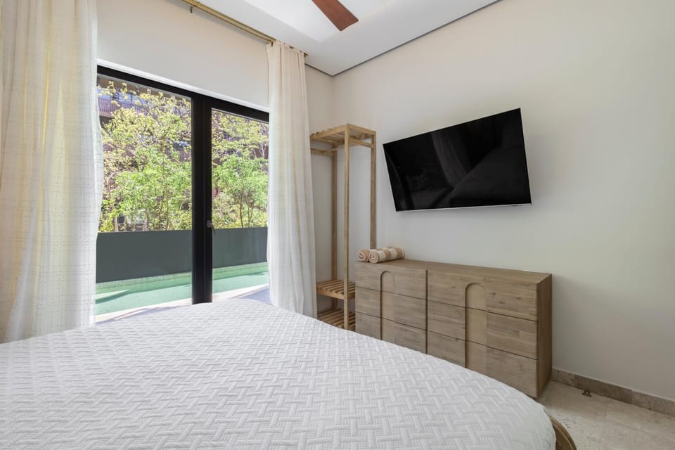 Bed, TV and multimedia, Photo of the whole room, Evening entertainment, Bedroom, Pool view, flat iron, air conditioner