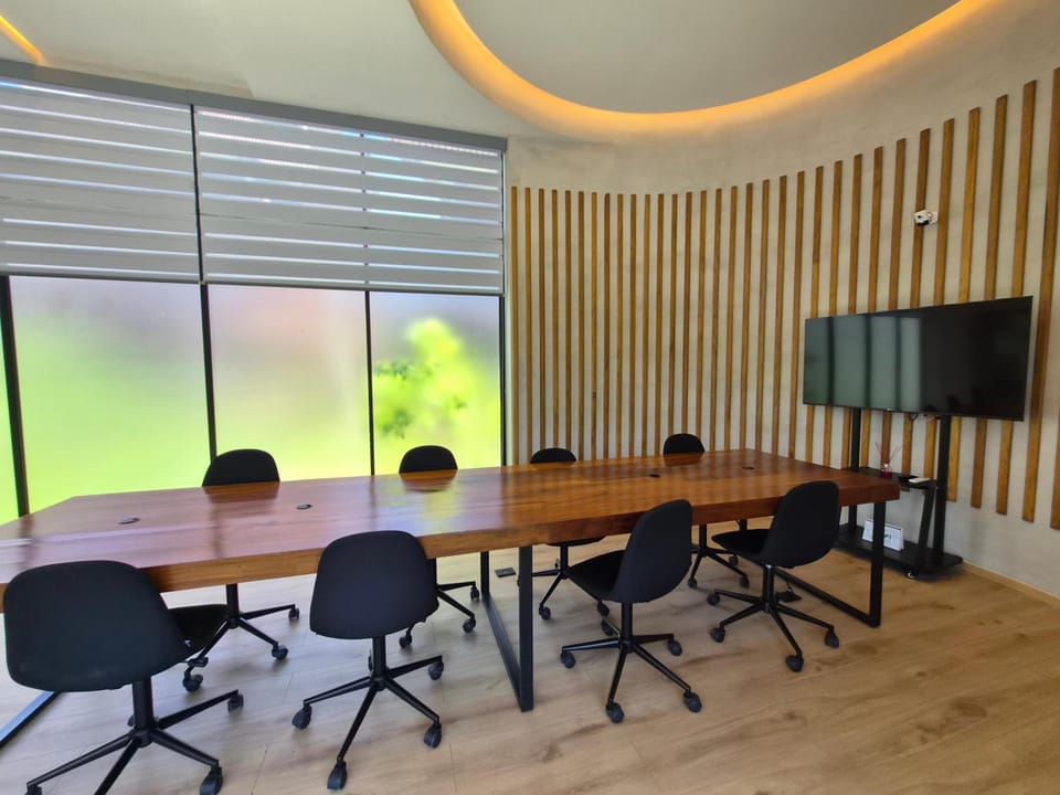 Property building, TV and multimedia, Seating area, Meeting/conference room, Public Bath, air conditioner
