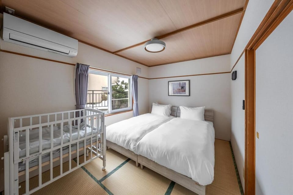 Bedroom, cot