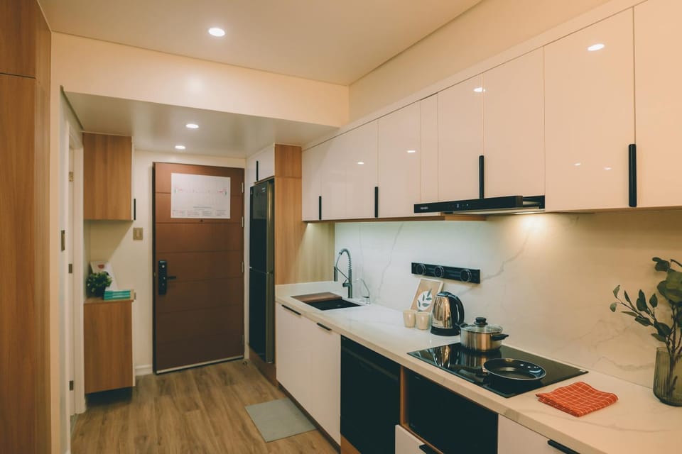 Kitchen or kitchenette, dishwasher, stove