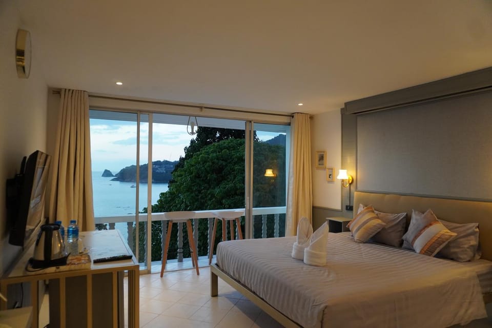 Photo of the whole room, Bedroom, Sea view