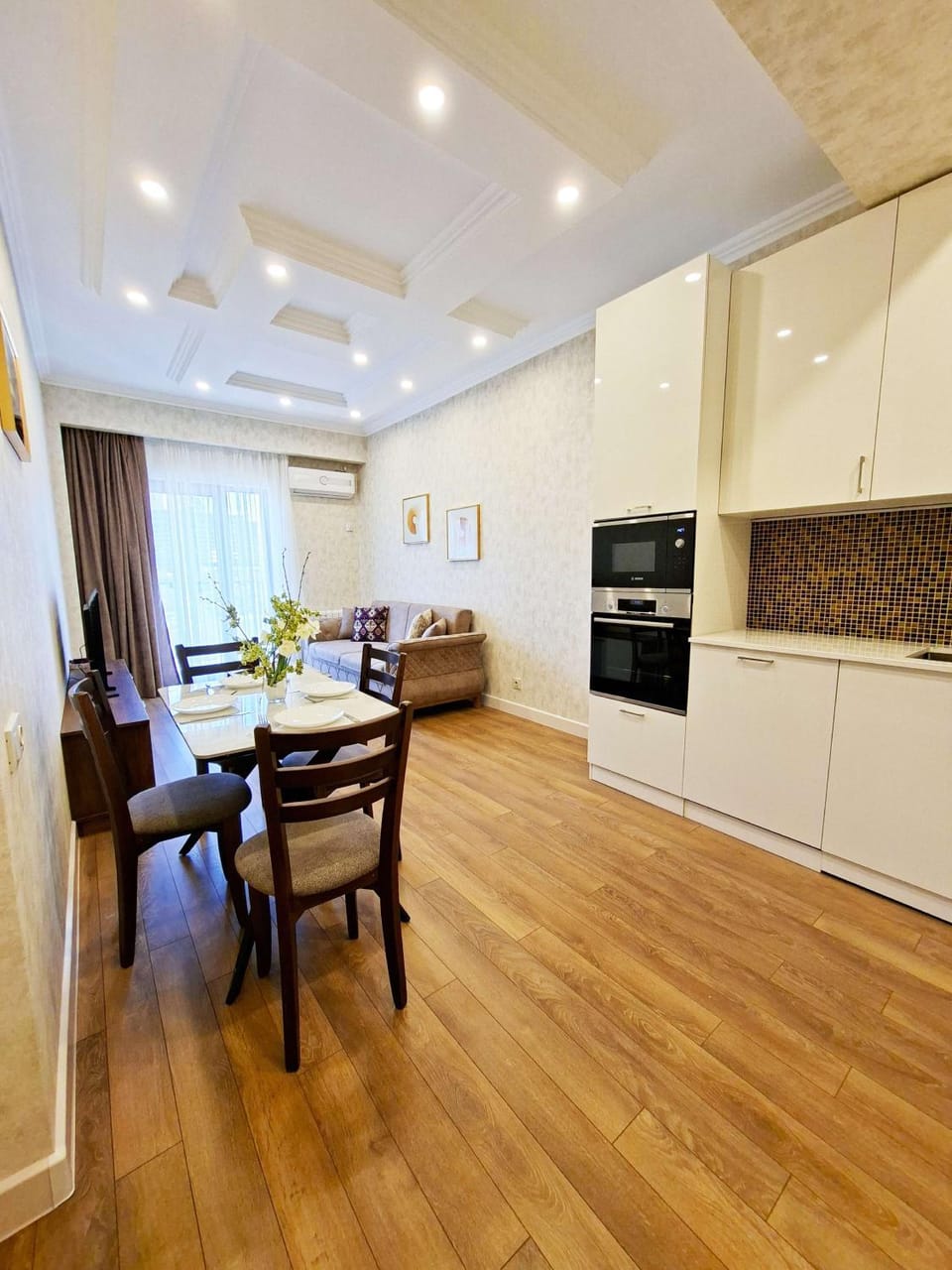 TV and multimedia, Kitchen or kitchenette, Living room, Seating area, Dining area, oven, air conditioner