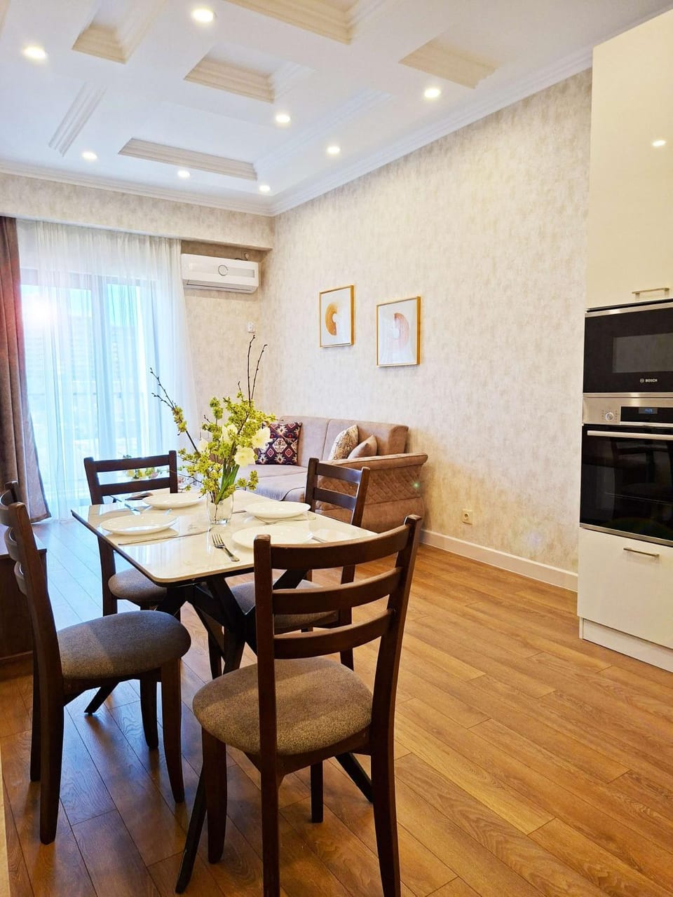 TV and multimedia, Kitchen or kitchenette, Living room, Seating area, Dining area, stove