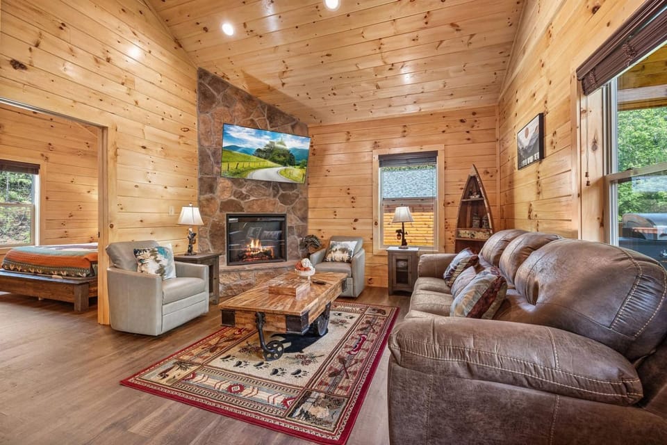Indoor Pool & HotTub - Mins to Downtown- Sleeps 10 House in Pigeon Forge