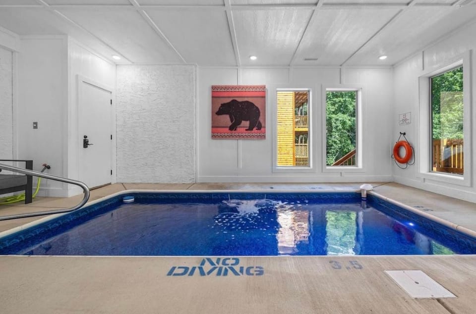 Indoor Pool & HotTub - Mins to Downtown- Sleeps 10 House in Pigeon Forge