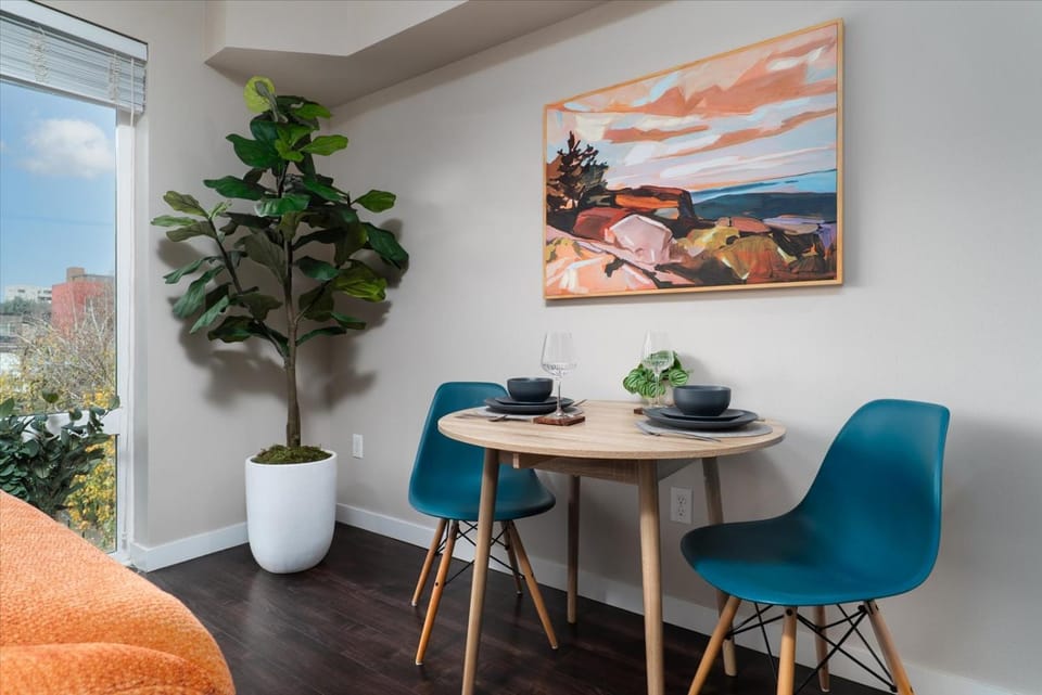 Cozy in Queen Anne - 94 Walk Score - Free Parking Apartment in Queen Anne