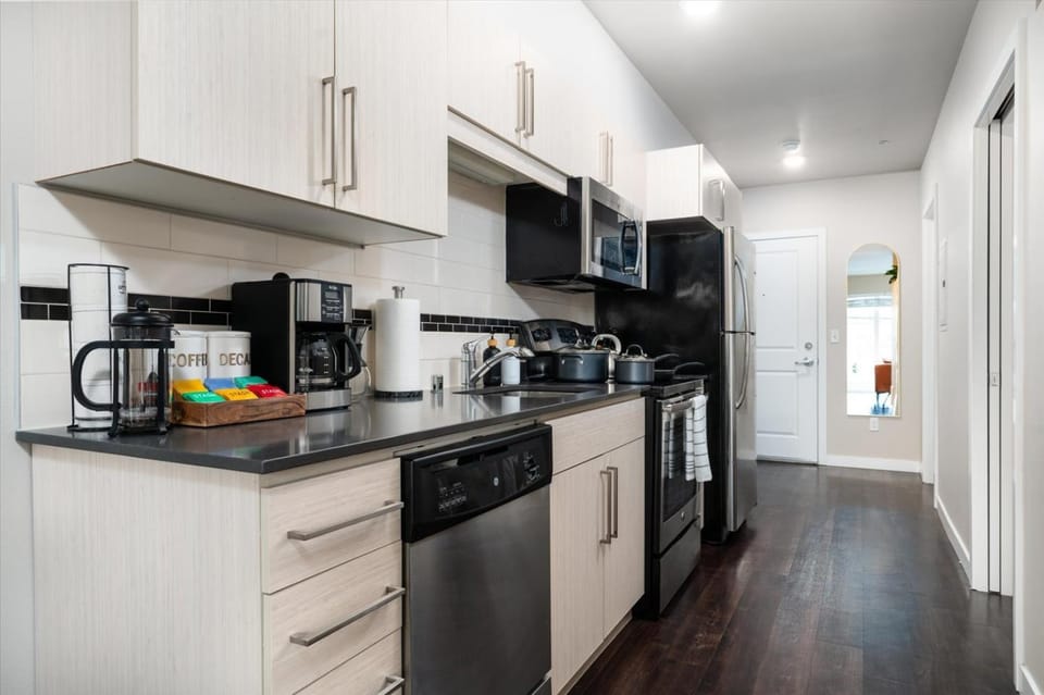 Cozy in Queen Anne - 94 Walk Score - Free Parking Apartment in Queen Anne