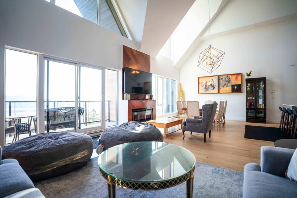 408 - Modern Condo - Pool & Panoramic View Apartment in Baie-Saint-Paul