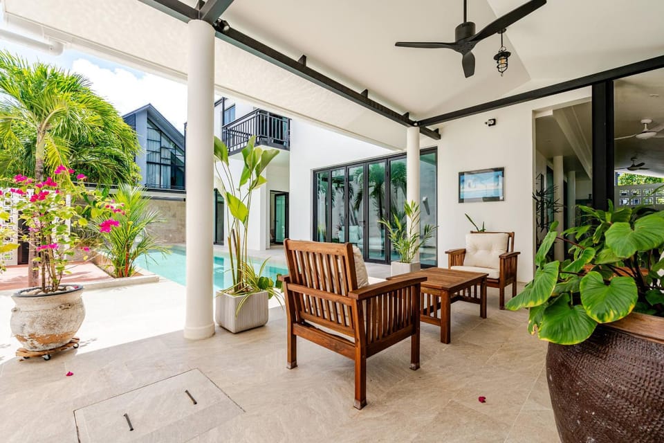 Patio, Dining area, Garden view