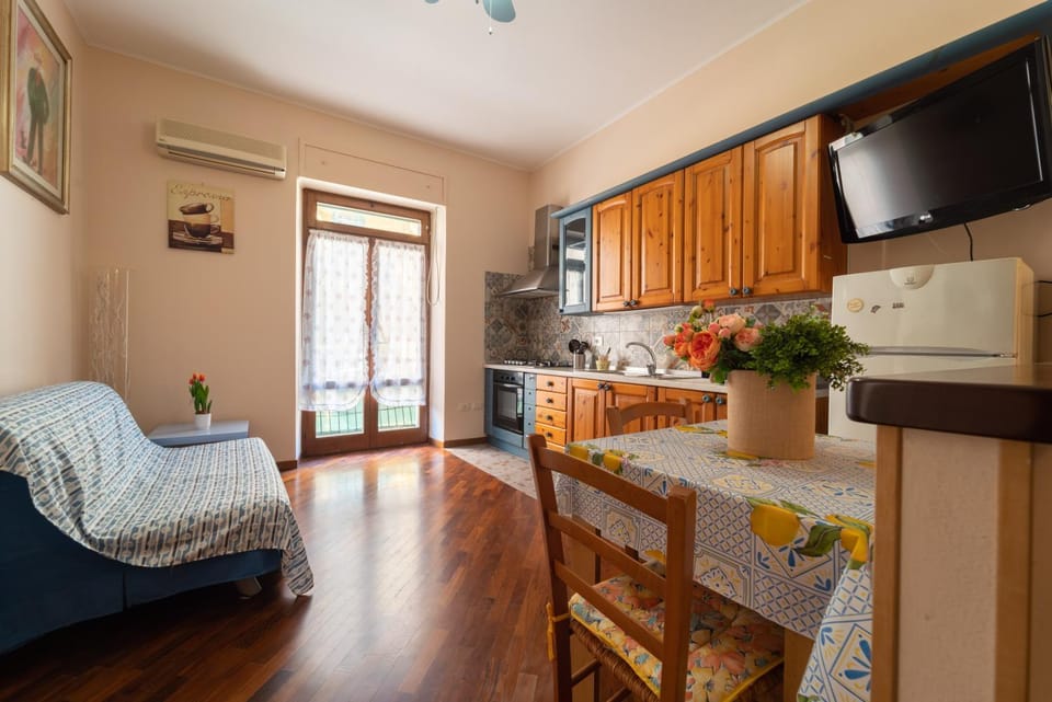 TV and multimedia, Kitchen or kitchenette, Living room, Seating area, Dining area, stove