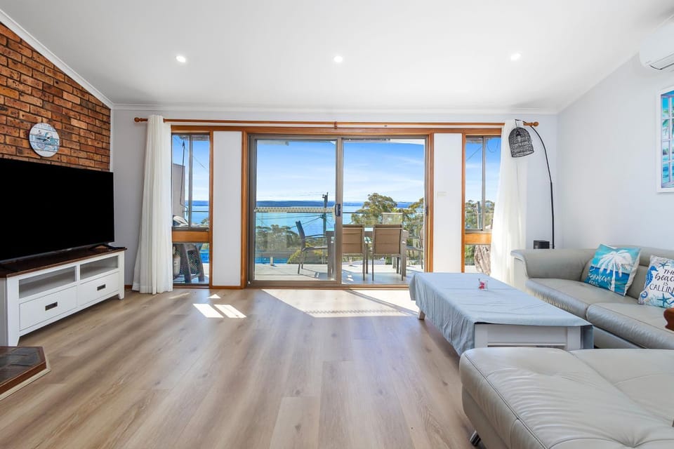 Wallawa Water Views House in Corlette