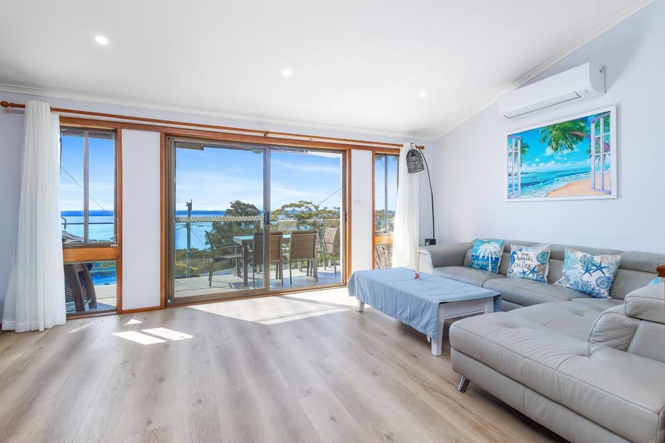 Wallawa Water Views House in Corlette