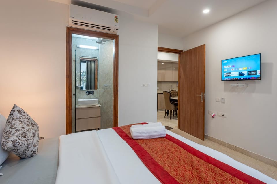 Bed, Bathroom, TV and multimedia, Kitchen or kitchenette, Photo of the whole room, Bedroom, hair dresser, towels, air conditioner
