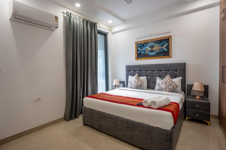 Bed, Photo of the whole room, Bedroom, towels, air conditioner