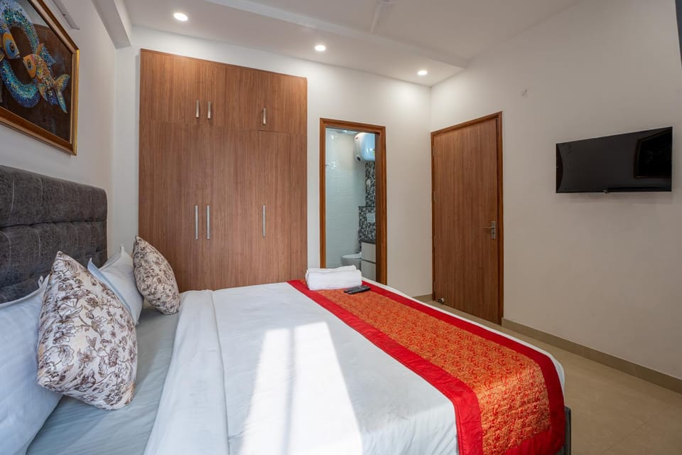 Communal lounge/ TV room, Bed, TV and multimedia, Living room, Photo of the whole room, Seating area, Evening entertainment, Bedroom, wardrobe