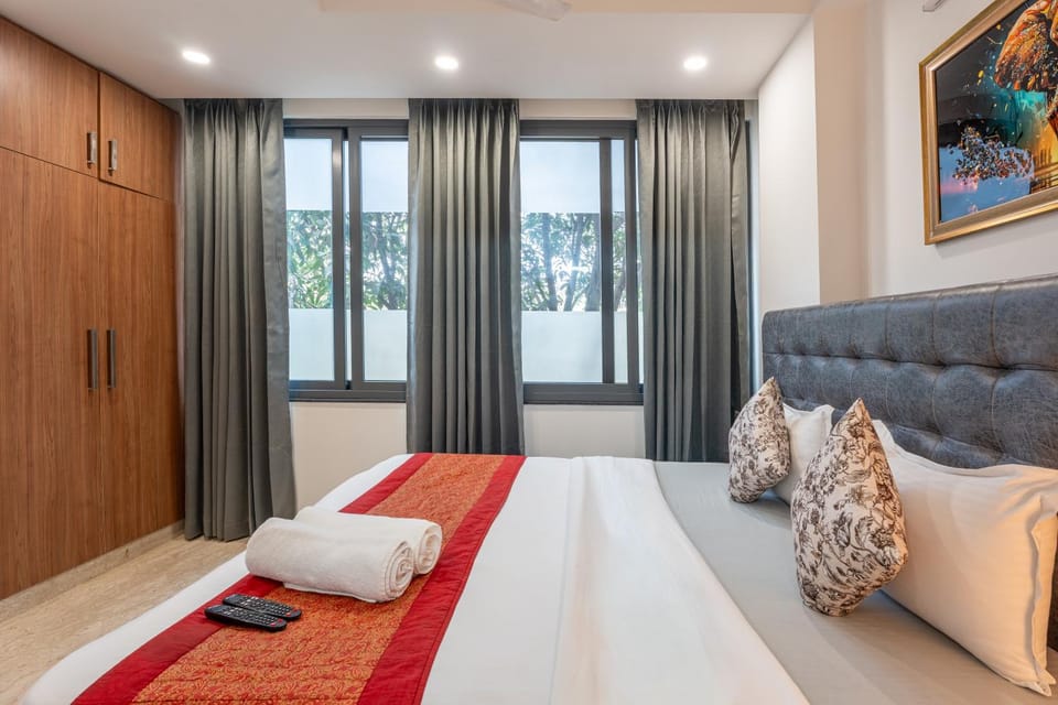 Bed, Living room, Photo of the whole room, Seating area, Bedroom, towels, wardrobe