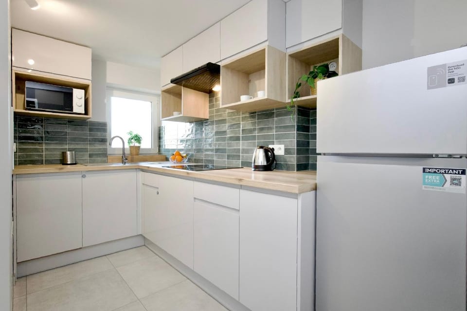 Kitchen or kitchenette, dishwasher, stove