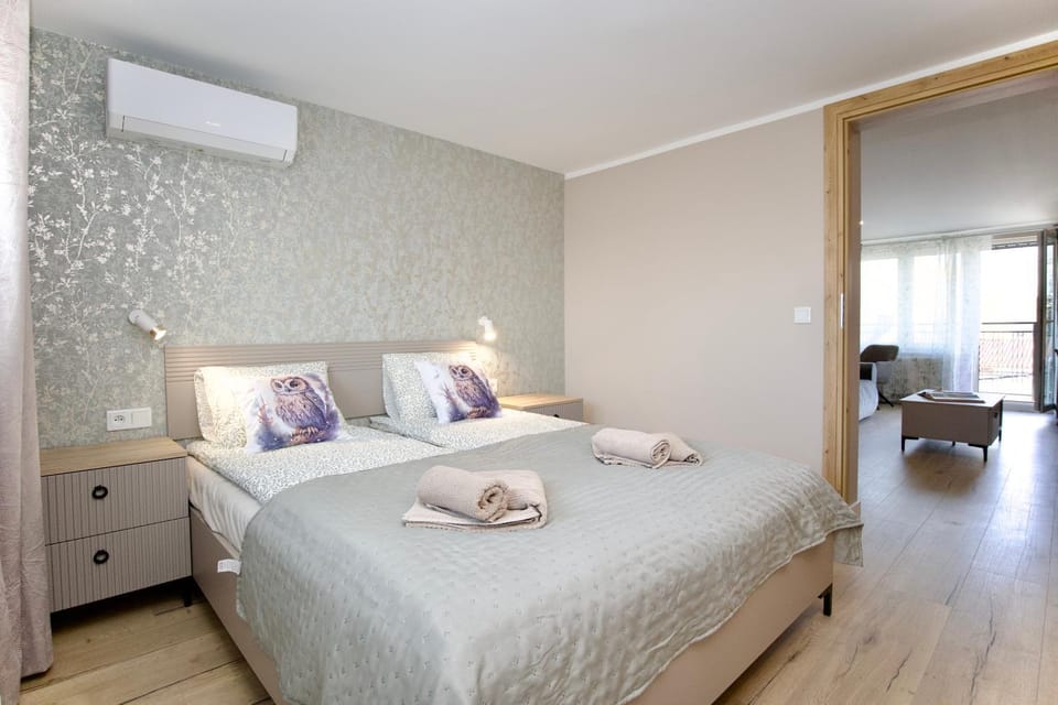 Bed, Bedroom, towels, air conditioner