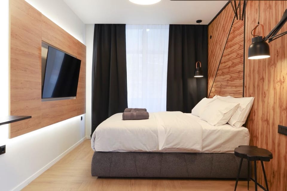 Bed, TV and multimedia, Photo of the whole room, Bedroom