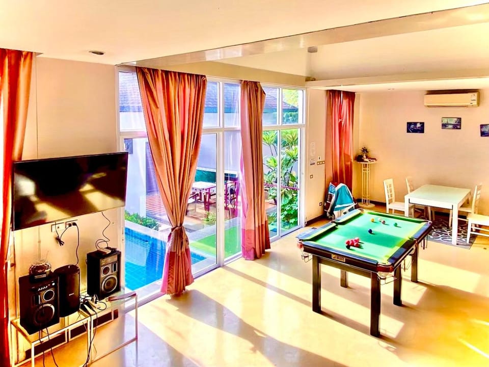 Communal lounge/ TV room