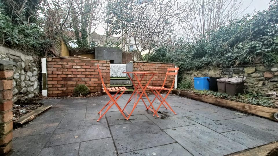Hot Tub Emerald Escape - Private Garden & Free Parking Apartment in Cardiff