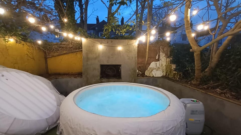 Hot Tub Emerald Escape - Private Garden & Free Parking Apartment in Cardiff